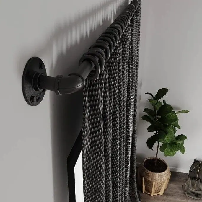 Карниз LOFT из стальных водопроводных труб и чугунных фитингов, с кольцами-крючками, без штор