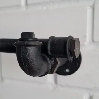 Карниз LOFT из стальных водопроводных труб и чугунных фитингов, без штор