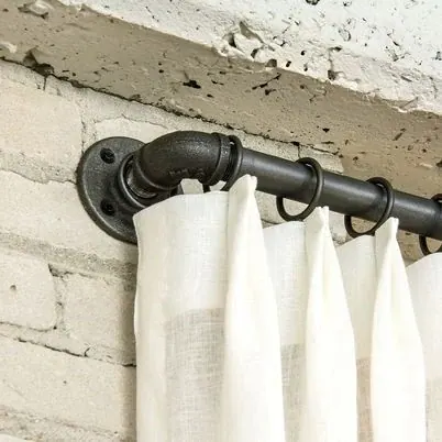 Карниз LOFT из стальной водопроводной трубы и чугунных фитингов, с кольцами-крючками, без штор